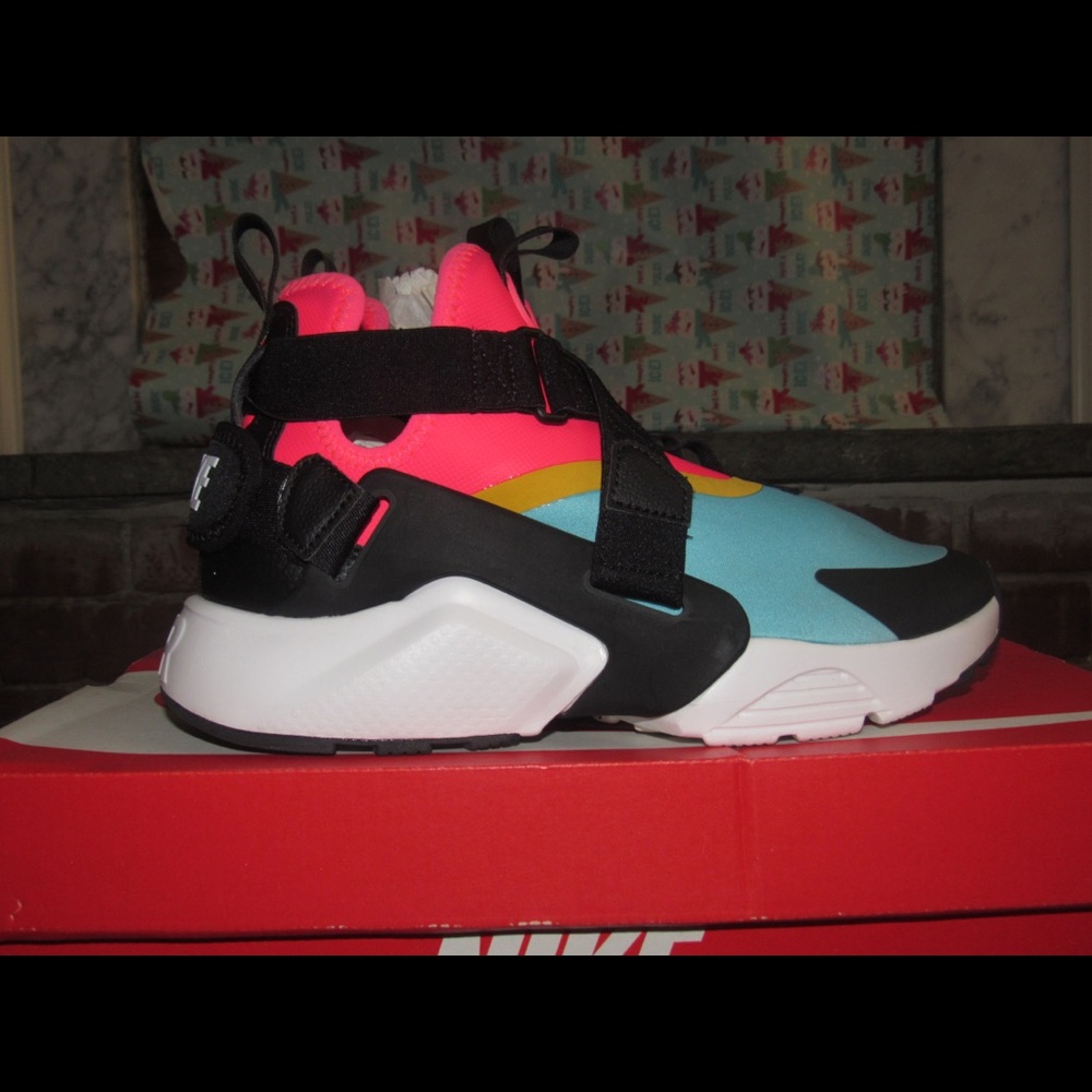 Nike Air Huarache City women’s size 8
